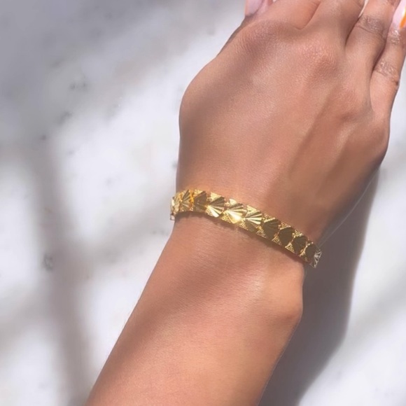 24k gold Plated sea shell bracelet. - Picture 1 of 2
